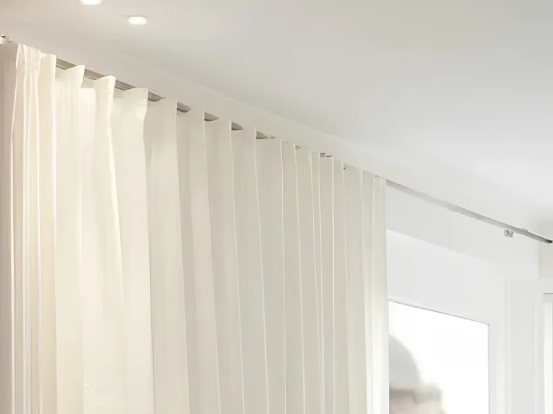 Minimalistische design gordijnrail voor vitrage aan plafond