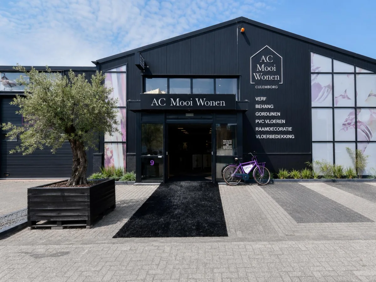 Pand van AC Mooi Wonen aan de Staalweg 9 in Culemborg met olijfboom bij de ingang