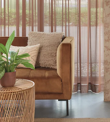 Terracotta vitrage met cognac fauteuil - AC Mooi Wonen Culemborg Terracotta vitrage achter een cognac fauteuil